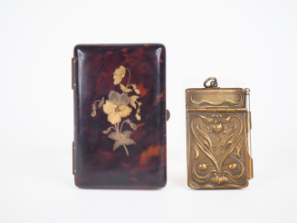 Vente aux enchères Etui Napoléon III en écaille et marqueterie de laiton à décor de fleur