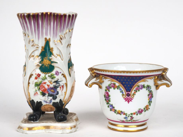 Vase Napoléon III en porcelaine à décor polychrome et doré de bouquets