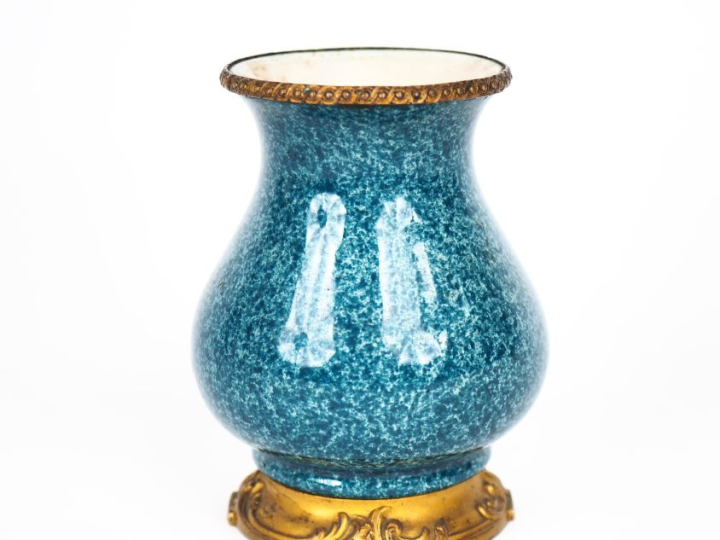 Vase 1900 en faïence mouchetée bleue. Monture en bronze. Poinçonné. H.