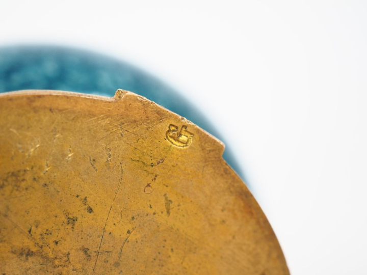 Vase 1900 en faïence mouchetée bleue. Monture en bronze. Poinçonné. H.