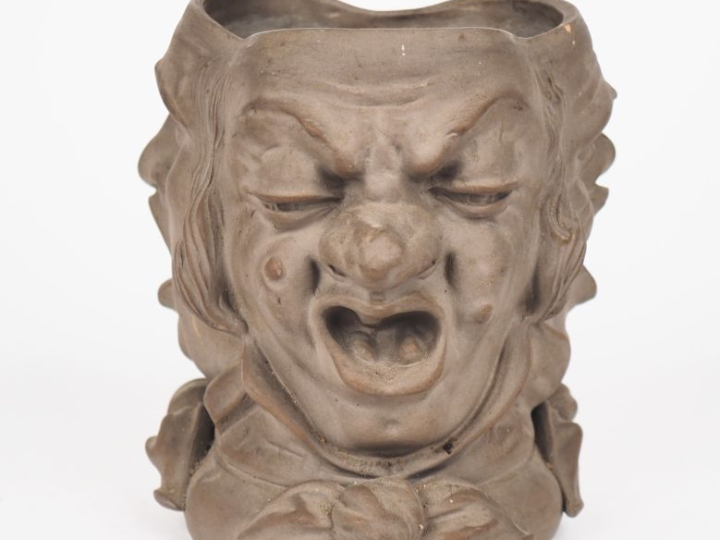 SARREGUEMINES. Pot à tabac en terre cuite à décor de trois visages d'h