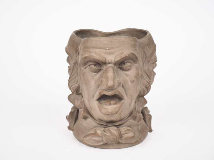 SARREGUEMINES. Pot à tabac en terre cuite à décor de trois visages d'h