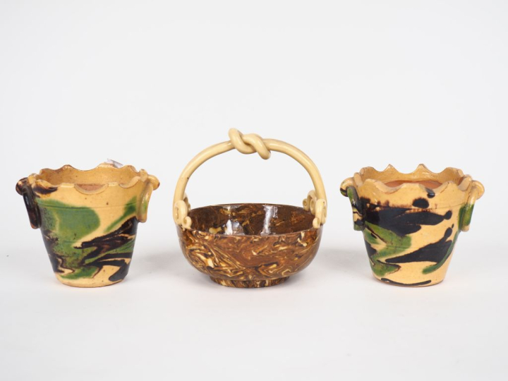 Paire de petits cache-pots en faïence d'Apt en terre mêlée. Dim. 8 x 1