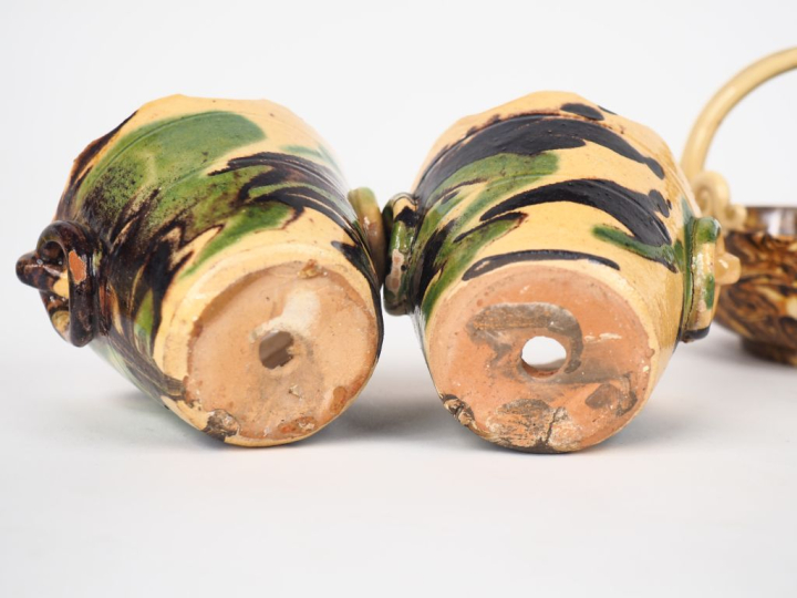 Paire de petits cache-pots en faïence d'Apt en terre mêlée. Dim. 8 x 1