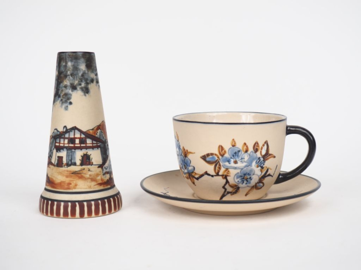 CIBOURE. Tasse et sous tasse en céramique polychrome. Signé "R.F Cibou