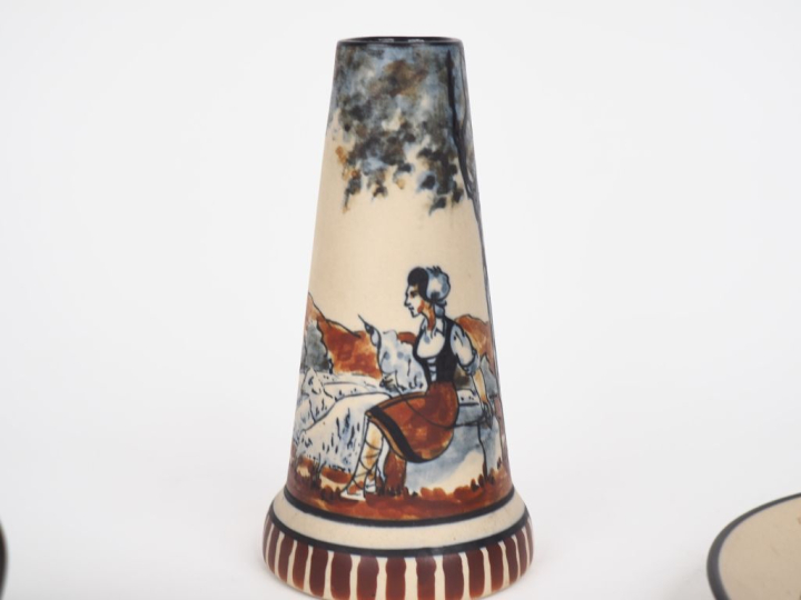 CIBOURE. Tasse et sous tasse en céramique polychrome. Signé "R.F Cibou