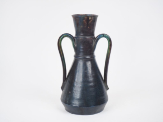 Vente aux enchères Vase à anses début XXème en céramique irisée et noire. H. 25 cm.