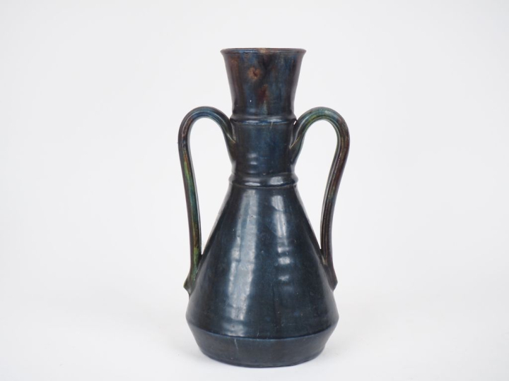 Vase à anses début XXème en céramique irisée et noire. H. 25 cm.