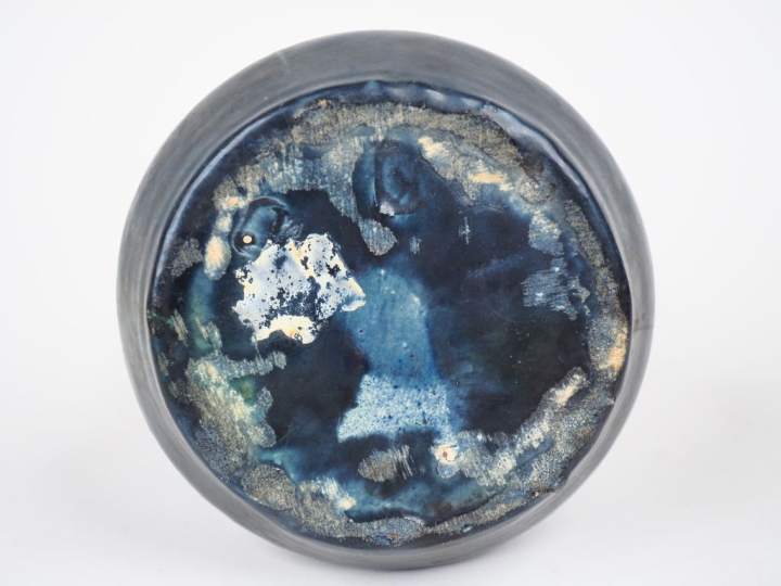 Vase à anses début XXème en céramique irisée et noire. H. 25 cm.