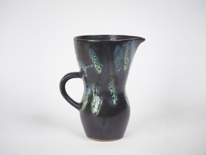 Verseuse en céramique de Sarreguemines.  Signée Digon. H. 19 cm.
