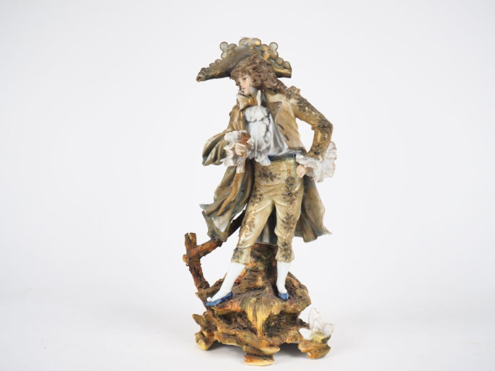 Sujet en porcelaine polychrome XIXème, "élégant du Directoire". H. 24 