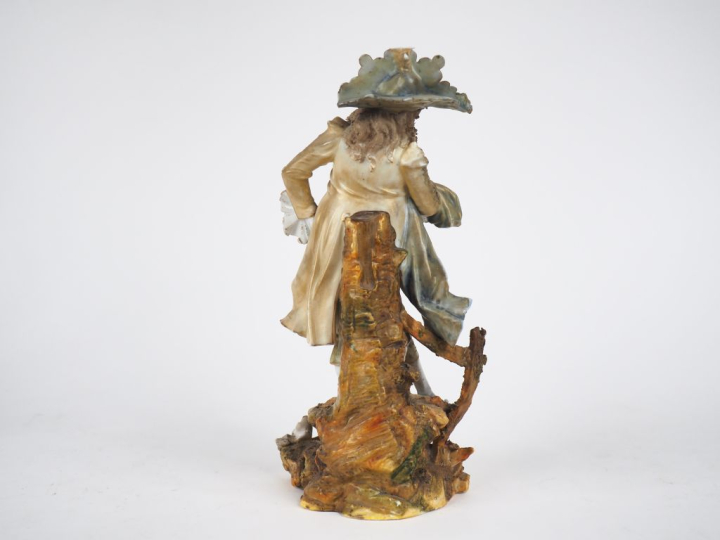 Sujet en porcelaine polychrome XIXème, "élégant du Directoire". H. 24 