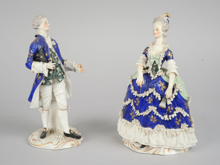 Paire de statuettes en porcelaine polychrome "Personnages en habit du 