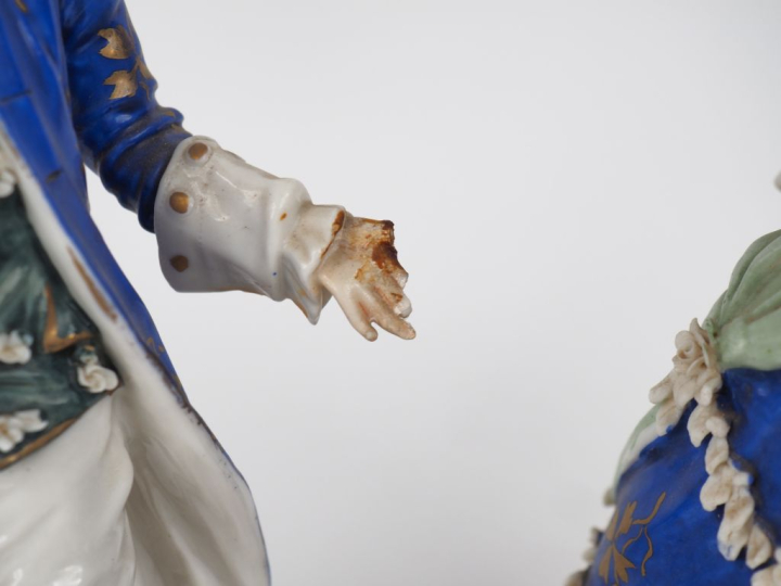 Paire de statuettes en porcelaine polychrome "Personnages en habit du 