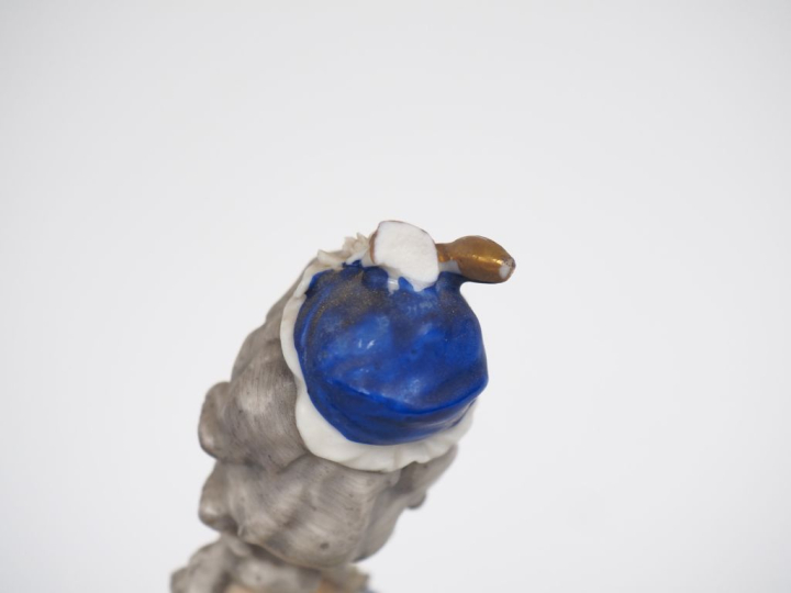Paire de statuettes en porcelaine polychrome "Personnages en habit du 