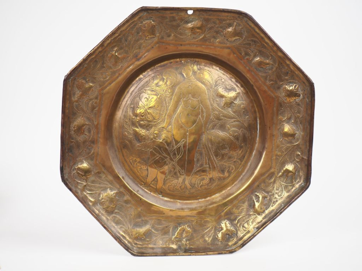 Plat à offrandes XIXème en laiton gravé et repoussé "Vénus et Cupidon"