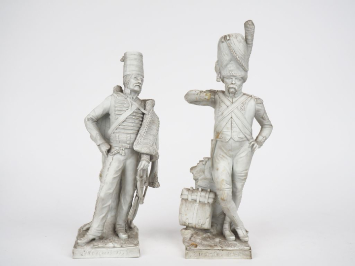 2 sujet en biscuits de Sèvres, "Soldats de l'armée impériale". Signés 