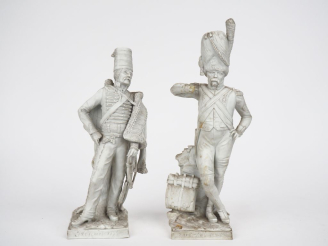 Vente aux enchères 2 sujet en biscuits de Sèvres, "Soldats de l'armée impériale". Signés 