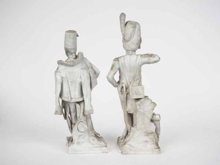 2 sujet en biscuits de Sèvres, "Soldats de l'armée impériale". Signés 