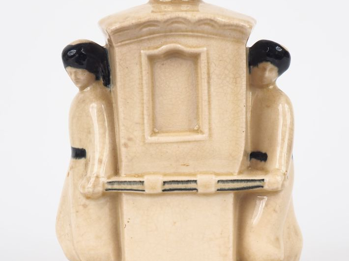 Pichet Art Déco en faïence polychrome en forme de chaise à porteurs. D