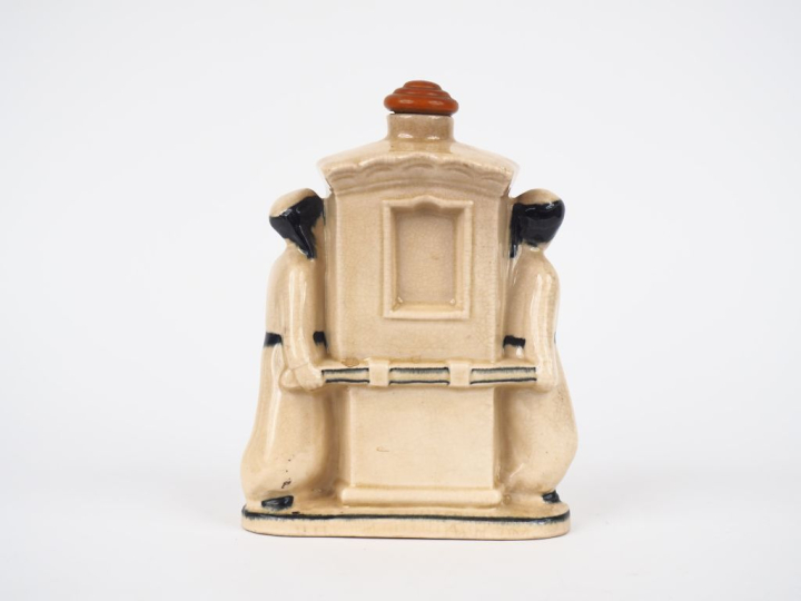 Pichet Art Déco en faïence polychrome en forme de chaise à porteurs. D