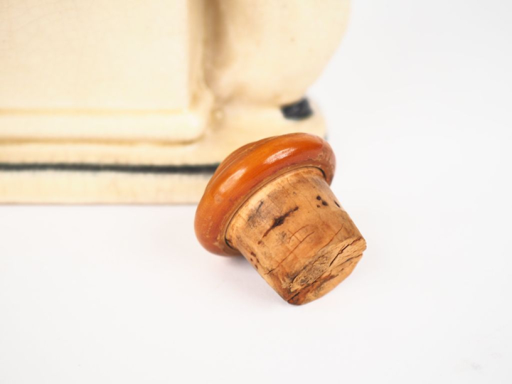 Pichet Art Déco en faïence polychrome en forme de chaise à porteurs. D