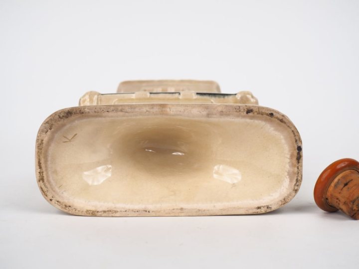 Pichet Art Déco en faïence polychrome en forme de chaise à porteurs. D