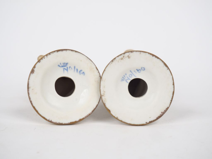 Paire de sujets en biscuit, "bustes d'enfants", sur des socles en porc