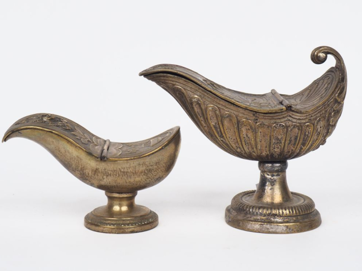 2 différentes navettes à encens XIXème en bronze. Dim. 15 x 17 x 8 cm.