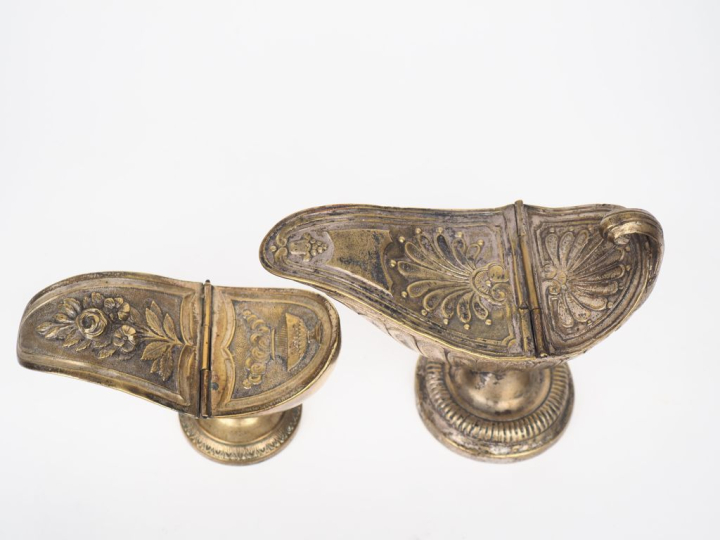 2 différentes navettes à encens XIXème en bronze. Dim. 15 x 17 x 8 cm.