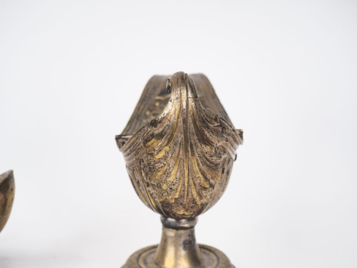 2 différentes navettes à encens XIXème en bronze. Dim. 15 x 17 x 8 cm.