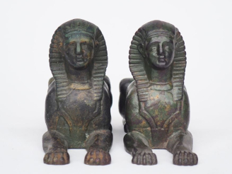 Vente aux enchères Paire de sujets en plomb à patine verte, "sphynx". Dim. 10,5 x 18 x 5,
