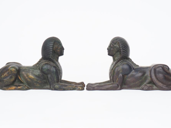 Paire de sujets en plomb à patine verte, "sphynx". Dim. 10,5 x 18 x 5,