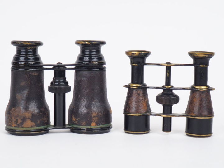 Paire de jumelles de théâtre en métal laqué et cuir. Dim. 8 x 9 cm.  (