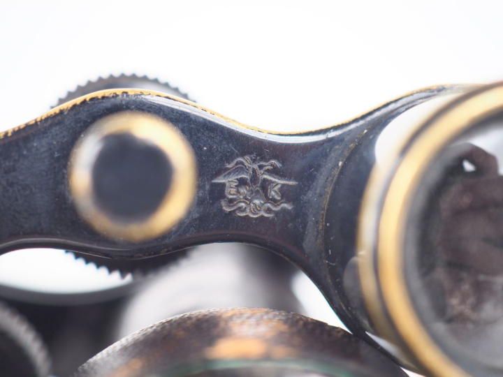 Paire de jumelles de théâtre en métal laqué et cuir. Dim. 8 x 9 cm.  (