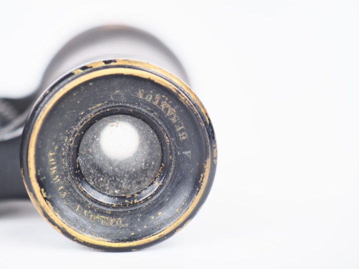 Paire de jumelles de théâtre en métal laqué et cuir. Dim. 8 x 9 cm.  (