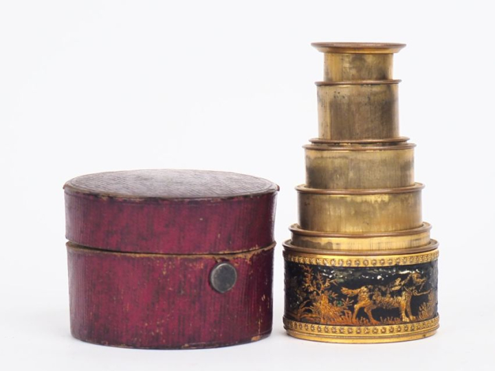 Longue-vue début XIXème en laiton gainé de cuir à décor d'angelots, da