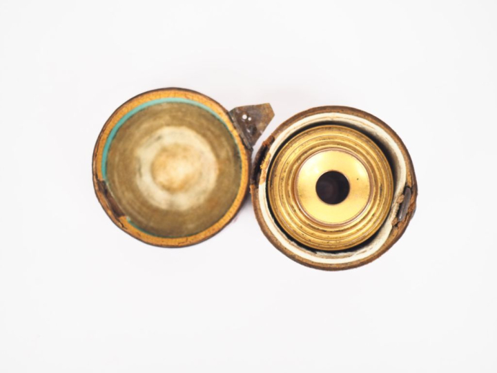 Longue-vue début XIXème en laiton gainé de cuir à décor d'angelots, da