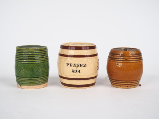 Vente aux enchères 3 différentes tirelires en terre cuite vernissée et faïence polychrome