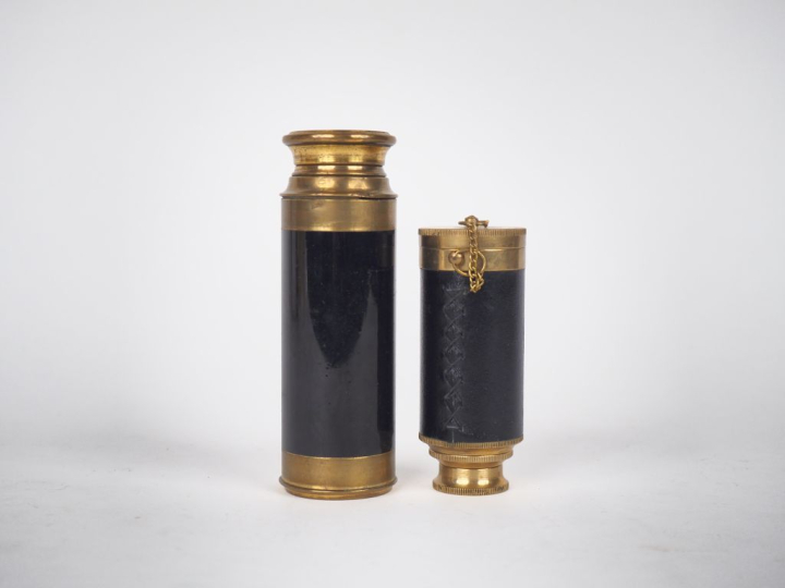 2 différentes longue-vues en laiton, métal laqué noir et cuir. L. 24,5