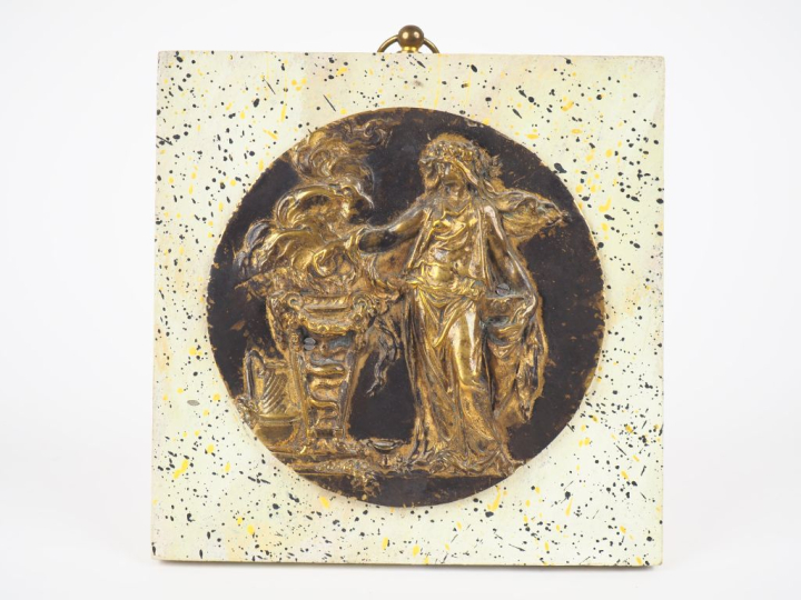 Médaillon en métal patiné, "déesse antique". Diam. 12,5 cm.
