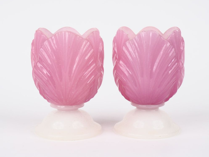 Paire de vases fin XIXème en opaline rose et blanche en forme de fleur