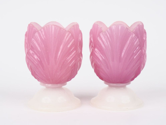 Vente aux enchères Paire de vases fin XIXème en opaline rose et blanche en forme de fleur
