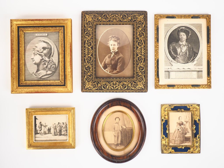 6 différents encadrements en bois, bois sculpté et doré, cuir et laito