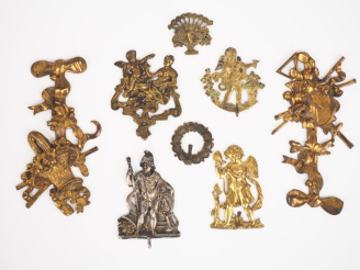 Vente aux enchères 8 différents bronzes d'applique ou porte montres en bronze et métal ar
