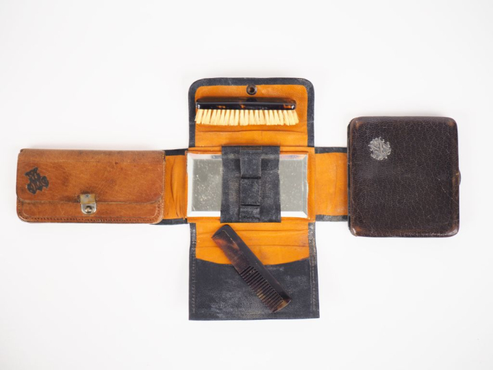 Un étui à cigarette, un petit nécessaire de toilette et un porte-monna