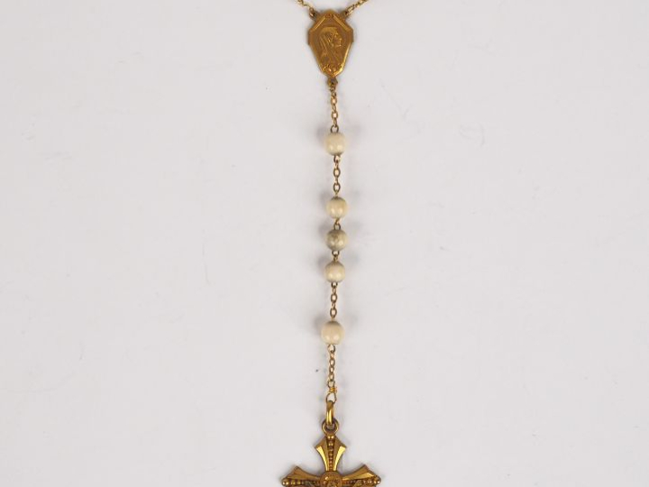 Un chapelet et un dizainier en perles et métal doré.