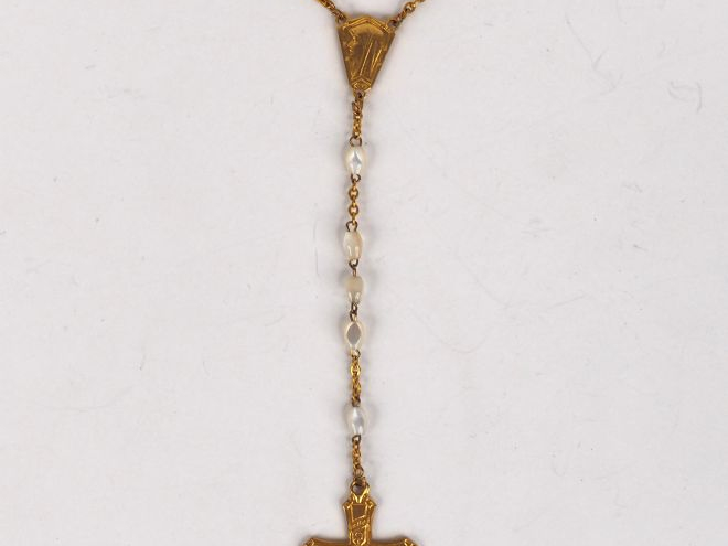 Un chapelet et un dizainier en perles de nacre et métal doré.