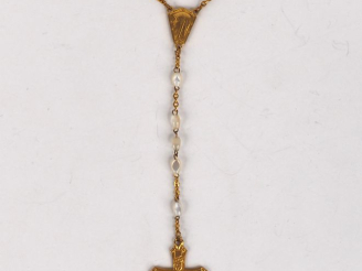 Vente aux enchères Un chapelet et un dizainier en perles de nacre et métal doré.