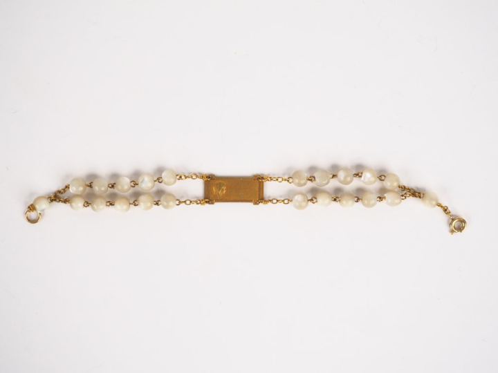 Un chapelet et un dizainier en perles de nacre et métal doré.